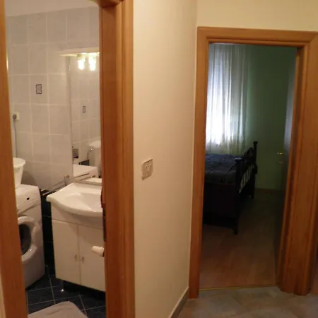 Mladinic Brac Apartment Pucisca